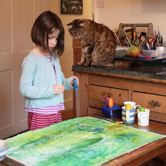 Iris Grace pintando - Una niña con autismo y su conexión con su gato