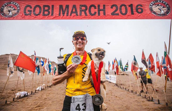 maraton Gobi y Dion Leonard - Gobi, perrita ´maratoniana´perdida en China
