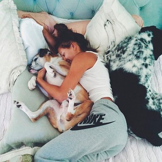 persona durmiendo con perros - Dormir con tu mascota ayuda a descansar mejor