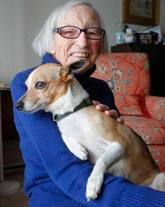 mujer mayor y perro anciano - El Alzheimer canino: síntomas y tratamientos